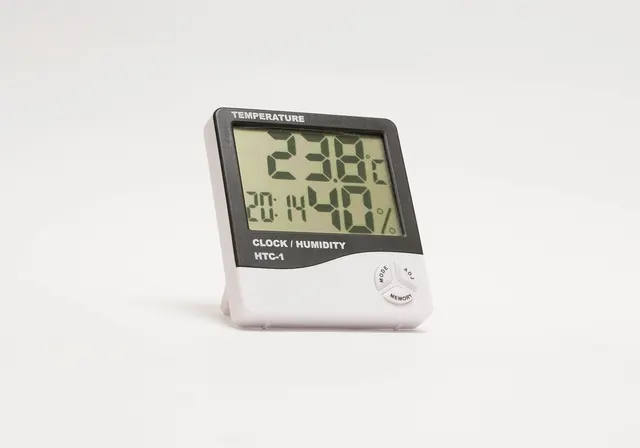 Termohigrómetro digital blanco con la pantalla marcando 23,8 grados y 40 por ciento de humedad